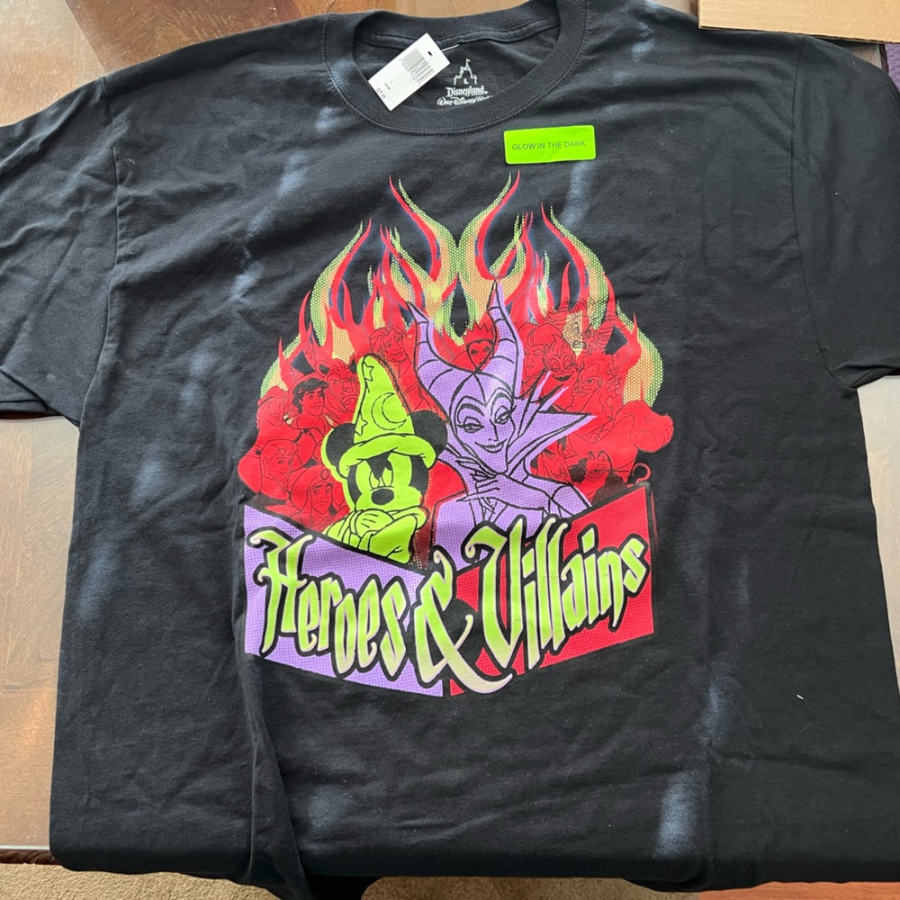 Disney Magic Kingdom Rock Your Disney Side Heroes & Villains Glow Tee Size L
